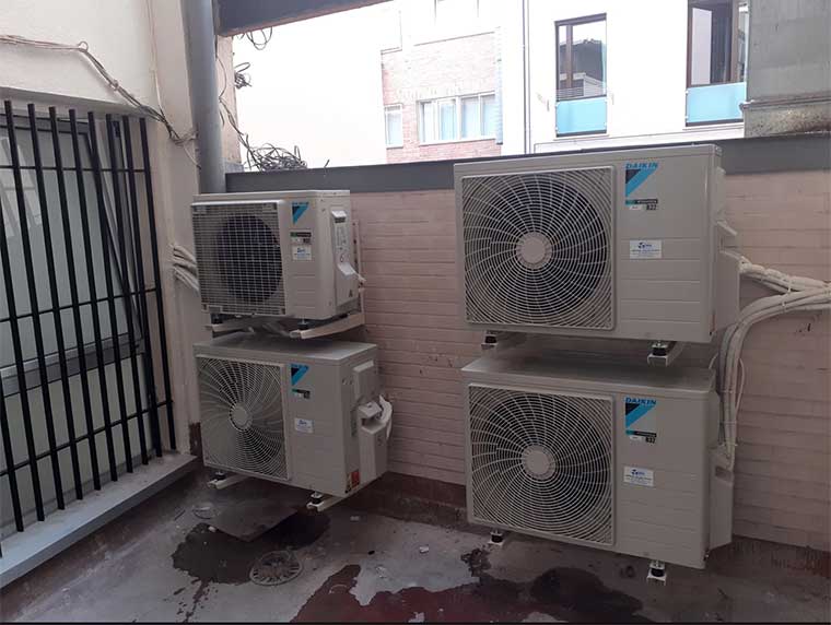 condensadores sistema de climatización en patio Zamora
